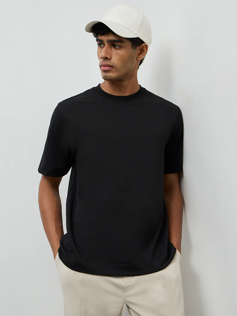 Nuoflexx Black Relaxed-Fit T-Shirt