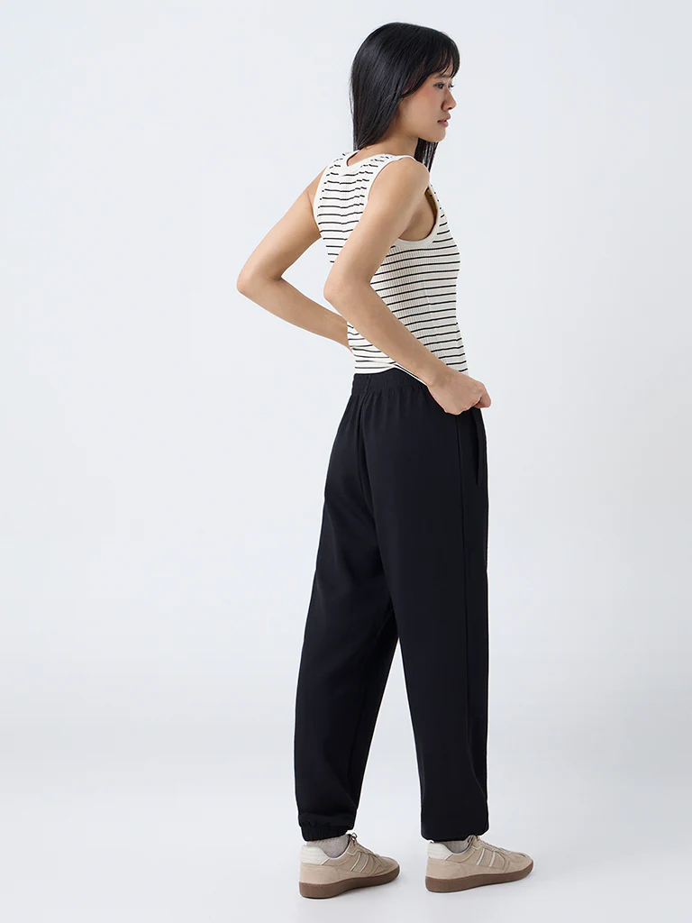 Nuoflexx Black Solid High-Rise Joggers - Image 4