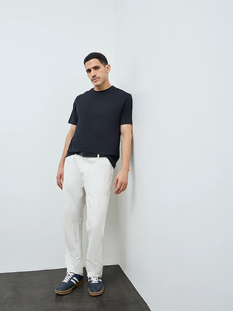WES Casuals Black Solid Slim-Fit Cotton T-Shirt - Image 3