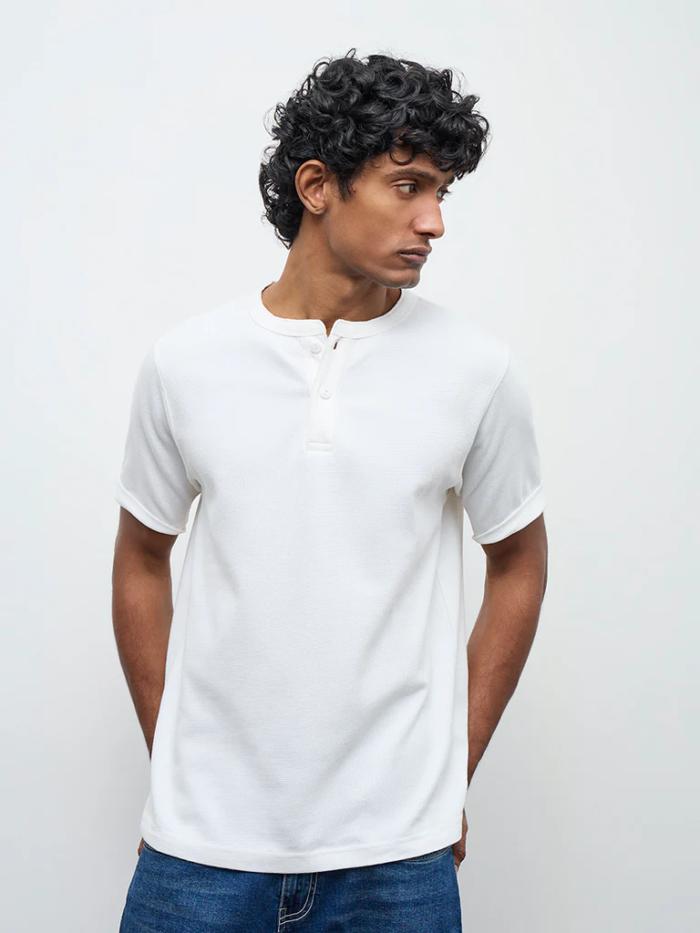 WES Casuals White Textured Relaxed Fit Cotton-Blend T-Shirt - Image 3