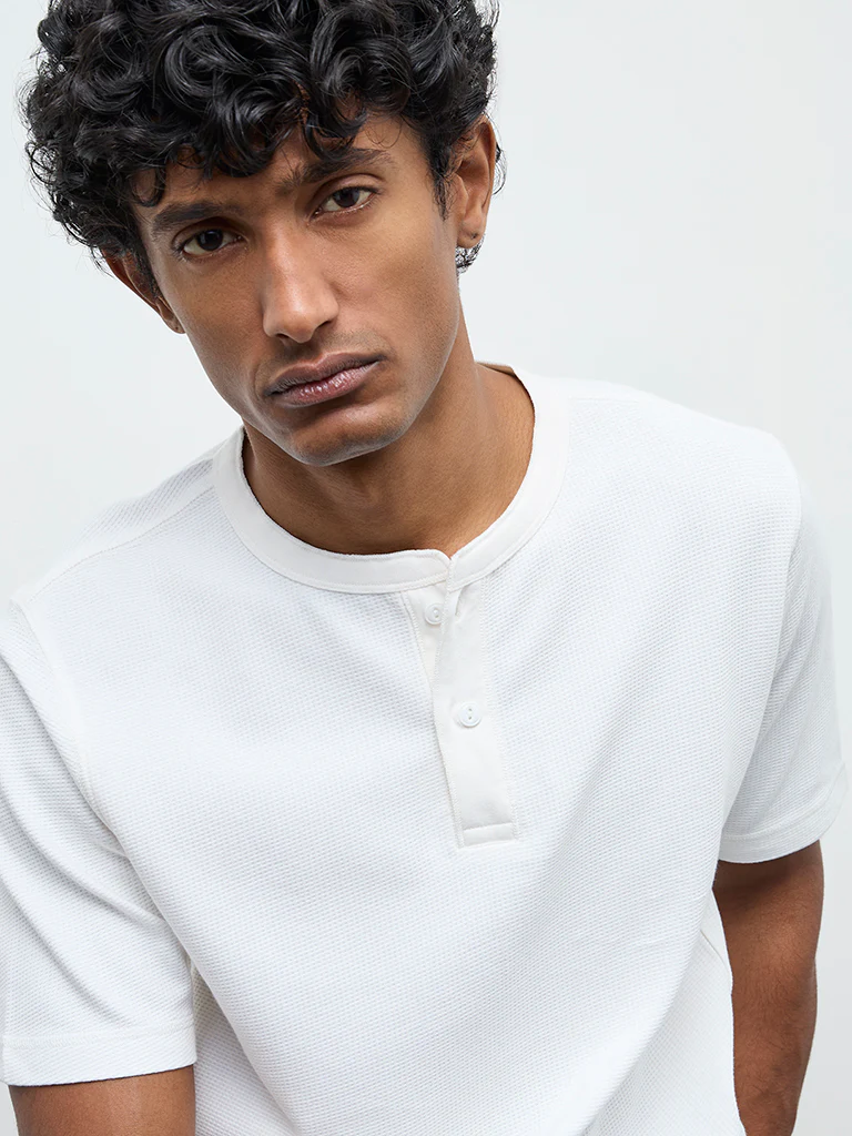 WES Casuals White Textured Relaxed Fit Cotton-Blend T-Shirt - Image 4